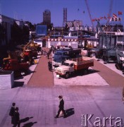 Czerwiec 1969, Poznań, Polska.
Międzynarodowe Targi Poznańskie, ekspozycja sprzętu budowlanego i samochodów ciężarowch.
Fot. Romuald Broniarek/KARTA