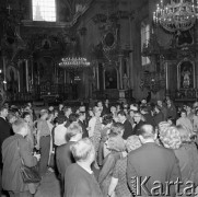 Czerwiec 1969, Warszawa, Polska.
Ślub kościelny, goście składają życzenia młodej parze.
Fot. Romuald Broniarek/KARTA