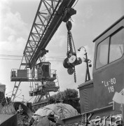 Czerwiec 1969, Mińsk Mazowiecki, Polska.
Fabryka Urządzeń Dźwigowych - dźwig na placu.
Fot. Romuald Broniarek/KARTA