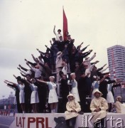 22.07.1969, Warszawa, Polska. 
Uroczyste obchody 25-lecia PRL, przedstawiciele różnych zawodów - m.in. pielęgniarki, hutnicy i górnicy na platformie. Na górze z lewej stoi Irena Szewińska.
Fot. Romuald Broniarek/KARTA