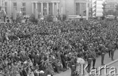 22.07.1969, Warszawa, Polska. 
Tłum warszawiaków ogląda obchody 25-lecia PRL na Placu Defilad, w tle wejście do Teatru Klasycznego.
Fot. Romuald Broniarek/KARTA