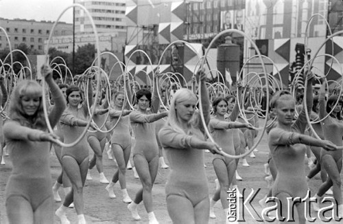 22.07.1969, Warszawa, Polska. 
Uroczyste obchody 25-lecia PRL, dziewczyny w dtrojach sportowych z obręczami.
Fot. Romuald Broniarek/KARTA