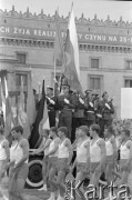 22.07.1969, Warszawa, Polska. 
Uroczyste obchody 25-lecia PRL, chłopcy w strojach sportowych i grupa żołnierzy na platformie.
Fot. Romuald Broniarek/KARTA