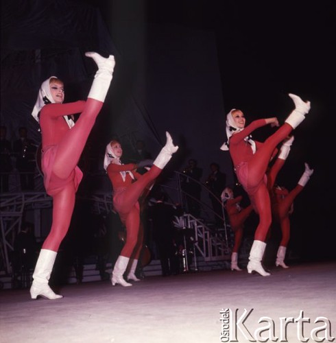 Październik 1969, Warszawa, Polska.
Występ leningradzkiego Music Hall’u - tancerki na scenie.
Fot. Romuald Broniarek/KARTA