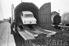 Październik 1969, Medyka, Polska.
Wyładunek samochodów na stacji przeładunkowej Medyka-Żurawica.
Fot. Romuald Broniarek/KARTA