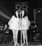 Październik 1969, Rzeszów, Polska. 
Koncert piosenki radzieckiej z okazji 25-lecia Towarzystwa Przyjaźni Polsko-Radzieckiej.
Fot. Romuald Broniarek/KARTA