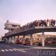 1969, Warszawa Okęcie, Polska.
Lotnisko Okęcie - grupa turystów na tarasie widokowym.
Fot. Romuald Broniarek/KARTA