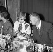 1970, Warszawa, Polska.
Wicepremier Piotr Jaroszewicz na spotkaniu z zagraniczną młodzieżą.
Fot. Romuald Broniarek, zbiory Ośrodka KARTA