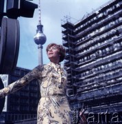 1970, Berlin, NRD.
Piosenkarka Edyta Piecha. W tle Fernsehturm - Berlińska Wieża Telewizyjna.
Fot. Romuald Broniarek, zbiory Ośrodka KARTA