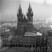 Lata 70., Praga, Czechosłowacja.
Kościół Najświętszej Marii Panny przed Tynem na Rynku Staromiejskim.
Fot. Romuald Broniarek, zbiory Ośrodka KARTA