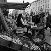 1970, Warszawa, Polska.
Stragan na Nowym Świecie.
Fot. Romuald Broniarek, zbiory Ośrodka KARTA