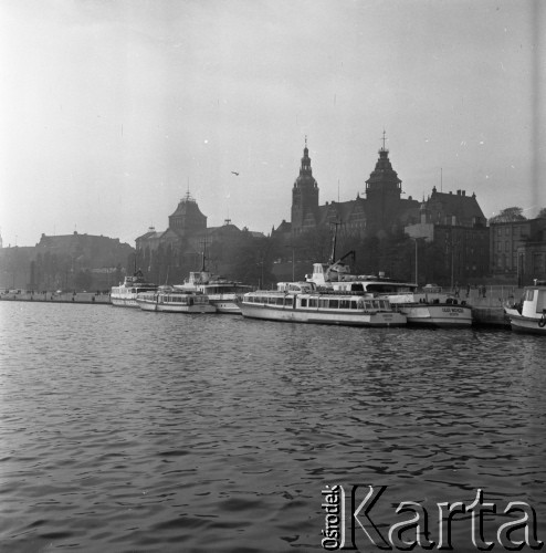 1970, Szczecin, Polska.
Gmach Urzędu Wojewódzkiego od strony Odry.
Fot. Romuald Broniarek, zbiory Ośrodka KARTA