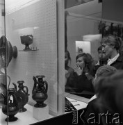 1970, Warszawa, Polska.
Wystawa twórczości Dagestanu i tekstów pieśni dagestańskich Rasuła Gamzatowa.
Fot. Romuald Broniarek, zbiory Ośrodka KARTA