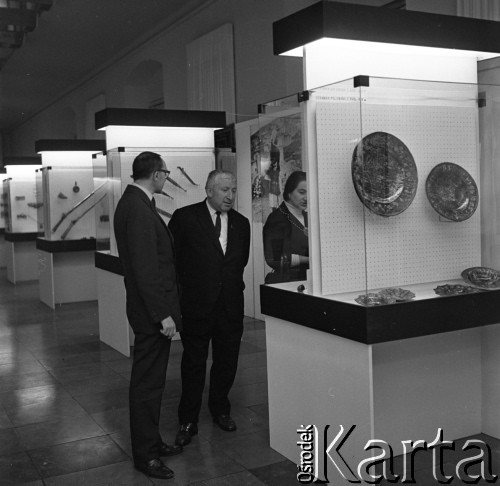 1970, Warszawa, Polska.
Wystawa twórczości Dagestanu i tekstów pieśni dagestańskich Rasuła Gamzatowa (z prawej).
Fot. Romuald Broniarek, zbiory Ośrodka KARTA