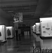 1970, Warszawa, Polska.
Wystawa twórczości Dagestanu i tekstów pieśni dagestańskich Rasuła Gamzatowa.
Fot. Romuald Broniarek, zbiory Ośrodka KARTA