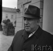 1970, Warszawa, Polska.
Dagestański poeta, pisarz, publicysta i tłumacz Rasuł Gamzatow na Krakowskim Przedmieściu.
Fot. Romuald Broniarek, zbiory Ośrodka KARTA