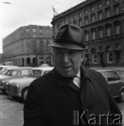 1970, Warszawa, Polska.
Dagestański poeta, pisarz, publicysta i tłumacz Rasuł Gamzatow na Krakowskim Przedmieściu.
Fot. Romuald Broniarek, zbiory Ośrodka KARTA