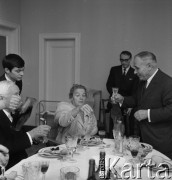 1970, Warszawa, Polska.
Spotkanie w Ambasadzie ZSRR. Ambasador Awierkij Aristow (z prawej).
Fot. Romuald Broniarek, zbiory Ośrodka KARTA