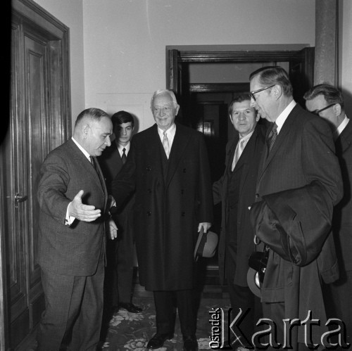 1970, Warszawa, Polska.
Spotkanie w Ambasadzie ZSRR. Ambasador Awierkij Aristow (z lewej).
Fot. Romuald Broniarek, zbiory Ośrodka KARTA