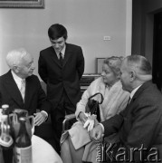 1970, Warszawa, Polska.
Spotkanie w Ambasadzie ZSRR. Ambasador Awierkij Aristow (z prawej).
Fot. Romuald Broniarek, zbiory Ośrodka KARTA