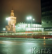 1971, Warszawa, Polska.
Aleje Jerozolimskie, w tle Pałac Kultury i Nauki oraz Rotunda PKO.
Fot. Romuald Broniarek, zbiory Ośrodka KARTA