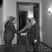 1971, Warszawa, Polska.
Przyjęcie pożegnalne ambasadora Awierkija Aristowa (z prawej) w Ambasadzie ZSRR.
Fot. Romuald Broniarek, zbiory Ośrodka KARTA