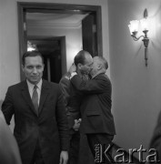 1971, Warszawa, Polska.
Przyjęcie pożegnalne ambasadora Awierkija Aristowa (z prawej) w Ambasadzie ZSRR. Minister Obrony Narodowej gen. dyw. Wojciech Jaruzelski (wita się z ambasadorem).
Fot. Romuald Broniarek, zbiory Ośrodka KARTA