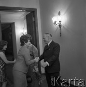 1971, Warszawa, Polska.
Przyjęcie pożegnalne ambasadora Awierkija Aristowa (z prawej) w Ambasadzie ZSRR.
Fot. Romuald Broniarek, zbiory Ośrodka KARTA