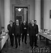 1971, Warszawa, Polska.
Przyjęcie pożegnalne ambasadora Awierkija Aristowa (drugi z prawej) w Ambasadzie ZSRR. Minister Obrony Narodowej gen. dyw. Wojciech Jaruzelski (z tyłu, z prawej).
Fot. Romuald Broniarek, zbiory Ośrodka KARTA