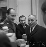 1971, Warszawa, Polska.
Przyjęcie pożegnalne ambasadora Awierkija Aristowa (z prawej) w Ambasadzie ZSRR. Minister Obrony Narodowej gen. dyw. Wojciech Jaruzelski (z lewej).
Fot. Romuald Broniarek, zbiory Ośrodka KARTA