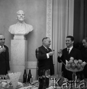 1971, Warszawa, Polska.
Przyjęcie pożegnalne ambasadora Awierkija Aristowa (w środku) w Ambasadzie ZSRR.
Fot. Romuald Broniarek, zbiory Ośrodka KARTA