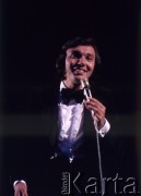 31.03.1971-1.04.1971, Warszawa, Polska.
Czeski piosenkarz Karel Gott podczas występu w Sali Kongresowej.
Fot. Romuald Broniarek, zbiory Ośrodka KARTA