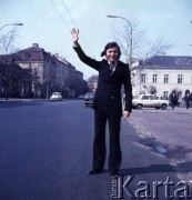 31.03.1971-1.04.1971, Warszawa, Polska.
Czeski piosenkarz Karel Gott na Krakowskim Przedmieściu.
Fot. Romuald Broniarek, zbiory Ośrodka KARTA