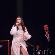 31.03.1971-1.04.1971, Warszawa, Polska.
Czeska piosenkarka Miluse Vobornikova podczas występu z Karelem Gottem w Sali Kongresowej.
Fot. Romuald Broniarek, zbiory Ośrodka KARTA