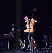 31.03.1971-1.04.1971, Warszawa, Polska.
Czeski piosenkarz Karel Gott podczas występu w Sali Kongresowej.
Fot. Romuald Broniarek, zbiory Ośrodka KARTA