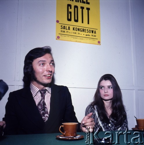 31.03.1971-1.04.1971, Warszawa, Polska.
Czeski piosenkarz Karel Gott i piosenkarka Miluse Vobornikova.
Fot. Romuald Broniarek, zbiory Ośrodka KARTA