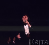 31.03.1971-1.04.1971, Warszawa, Polska.
Czeski piosenkarz Karel Gott podczas występu w Sali Kongresowej.
Fot. Romuald Broniarek, zbiory Ośrodka KARTA