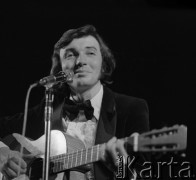 31.03.1971-1.04.1971, Warszawa, Polska.
Czeski piosenkarz Karel Gott podczas występu w Sali Kongresowej.
Fot. Romuald Broniarek, zbiory Ośrodka KARTA