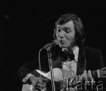 31.03.1971-1.04.1971, Warszawa, Polska.
Czeski piosenkarz Karel Gott podczas występu w Sali Kongresowej.
Fot. Romuald Broniarek, zbiory Ośrodka KARTA