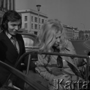 31.03.1971-1.04.1971, Warszawa, Polska.
Czeski piosenkarz Karel Gott na placu Zwycięstwa.
Fot. Romuald Broniarek, zbiory Ośrodka KARTA