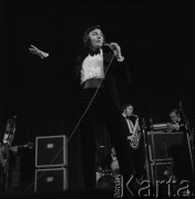 31.03.1971-1.04.1971, Warszawa, Polska.
Czeski piosenkarz Karel Gott podczas występu w Sali Kongresowej.
Fot. Romuald Broniarek, zbiory Ośrodka KARTA