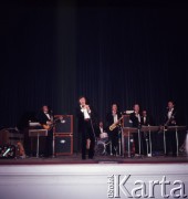 31.03.1971-1.04.1971, Warszawa, Polska.
Czeski piosenkarz Karel Gott podczas występu w Sali Kongresowej.
Fot. Romuald Broniarek, zbiory Ośrodka KARTA