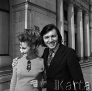31.03.1971-1.04.1971, Warszawa, Polska.
Czeski piosenkarz Karel Gott i konferansjerka Krystyna Loska.
Fot. Romuald Broniarek, zbiory Ośrodka KARTA