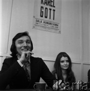 31.03.1971-1.04.1971, Warszawa, Polska.
Czeski piosenkarz Karel Gott i piosenkarka Miluse Vobornikova.
Fot. Romuald Broniarek, zbiory Ośrodka KARTA