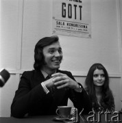 31.03.1971-1.04.1971, Warszawa, Polska.
Czeski piosenkarz Karel Gott i piosenkarka Miluse Vobornikova.
Fot. Romuald Broniarek, zbiory Ośrodka KARTA