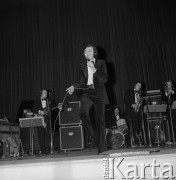 31.03.1971-1.04.1971, Warszawa, Polska.
Czeski piosenkarz Karel Gott podczas występu w Sali Kongresowej.
Fot. Romuald Broniarek, zbiory Ośrodka KARTA