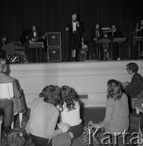 31.03.1971-1.04.1971, Warszawa, Polska.
Czeski piosenkarz Karel Gott podczas występu w Sali Kongresowej.
Fot. Romuald Broniarek, zbiory Ośrodka KARTA