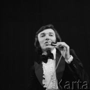 31.03.1971-1.04.1971, Warszawa, Polska.
Czeski piosenkarz Karel Gott podczas występu w Sali Kongresowej.
Fot. Romuald Broniarek, zbiory Ośrodka KARTA
