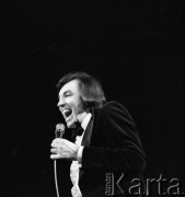 31.03.1971-1.04.1971, Warszawa, Polska.
Czeski piosenkarz Karel Gott podczas występu w Sali Kongresowej.
Fot. Romuald Broniarek, zbiory Ośrodka KARTA