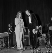 31.03.1971-1.04.1971, Warszawa, Polska.
Czeski piosenkarz Karel Gott i konferansjerka Krystyna Loska w Sali Kongresowej.
Fot. Romuald Broniarek, zbiory Ośrodka KARTA